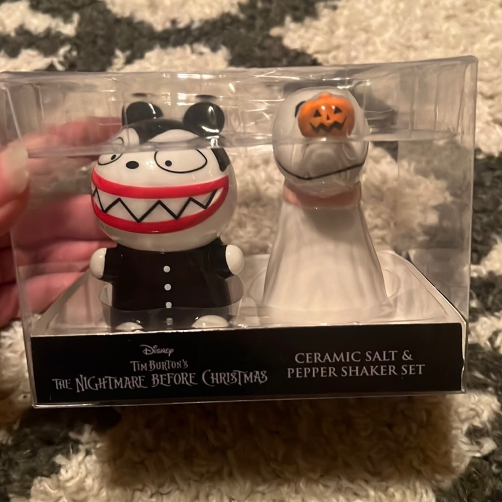 NWT Tim burton nightmare before Christmas salt and pepper